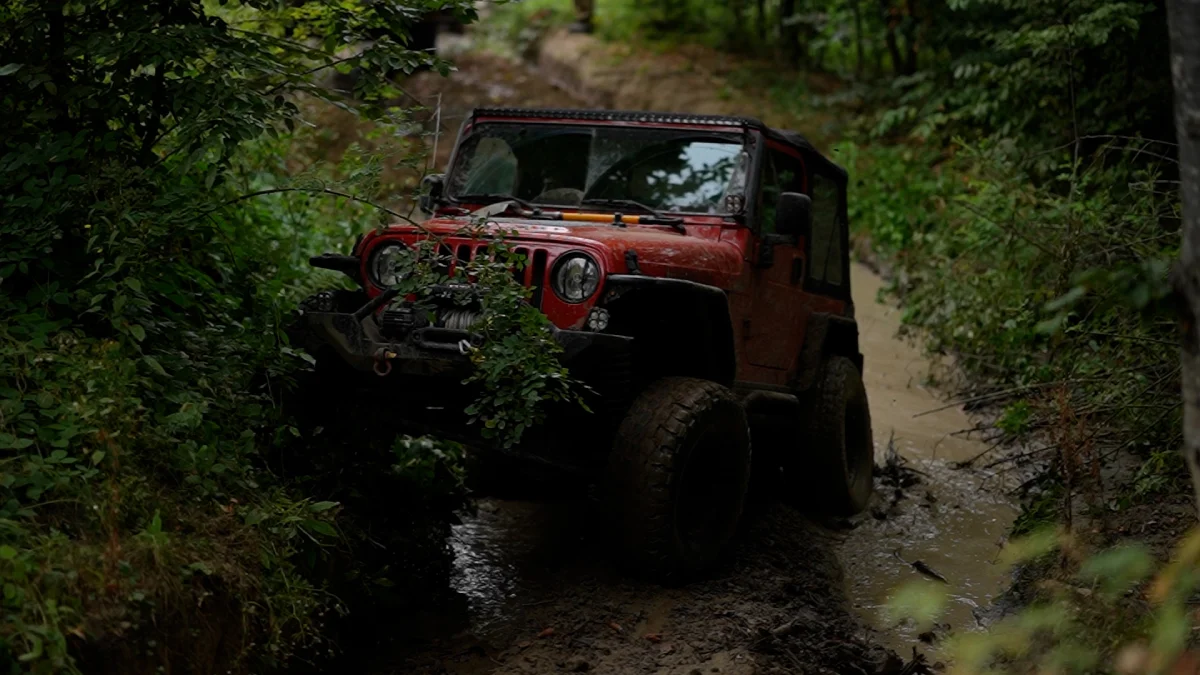 Ջրի, ցեխի և անտառի միջով անցնող Jeep adventure